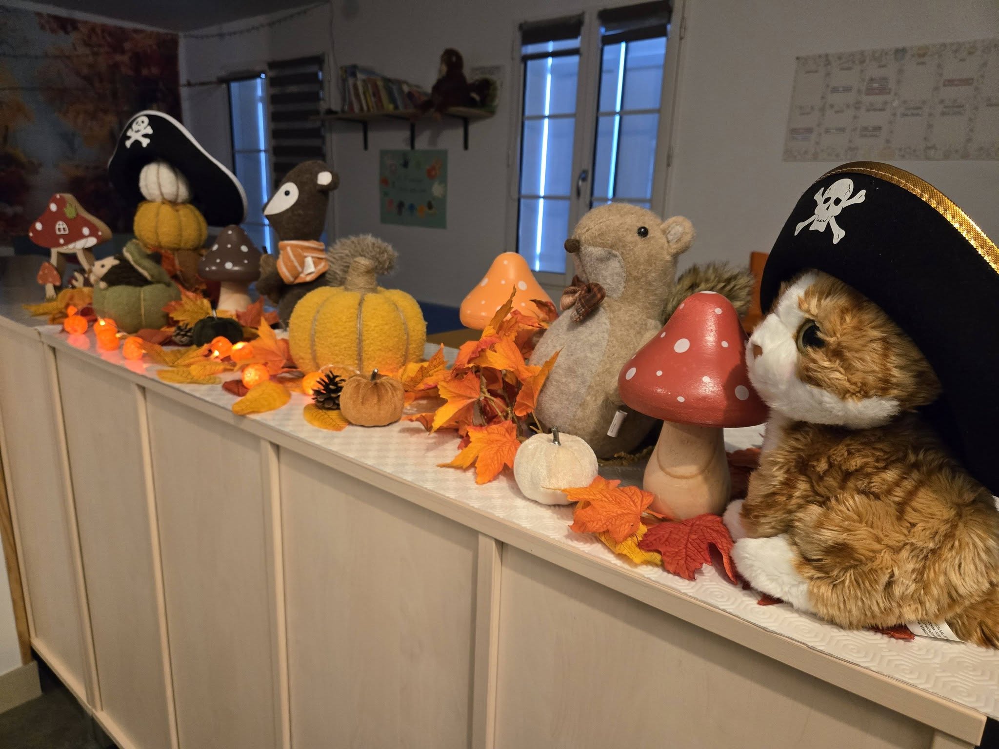 Décoration d’automne à la MAM : citrouilles, feuilles et peluches coiffées de chapeaux de pirate
